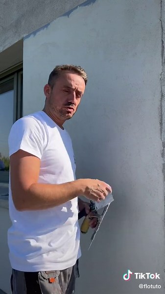 Application d'un enduit mince finition taloché en façade
