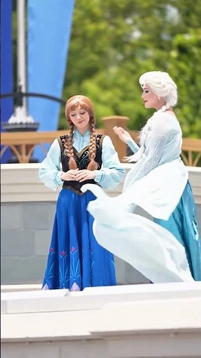 Would you love to see Anna, Elsa, and Mickey together at Cinderella Castle? 👑❄️🏰