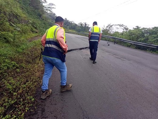 05/02/2026🇵🇦🇵🇦🇵🇦 El director regional encargado del Ministerio de Obras Públicas Ing. Carlos Caballero, se trasladó al punto crítico en la división entre Chiriquí y Bocas, para inspeccionar y coordinar las acciones a desarrollarse desde este viernes en el hundimiento de la vía que mantiene afectado el paso de vehículos y que pudiera causar accidentes. Se solicita a los conductores manejar por la zona con mucha precaución ya que llueve y se mantiene la neblina bastante densa. Vía: @Pulso In