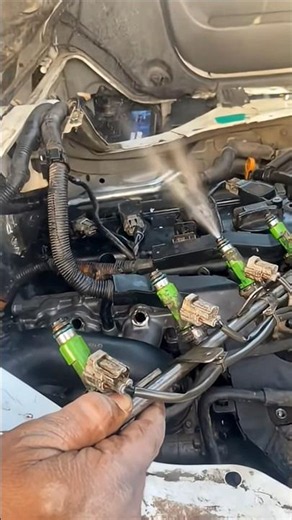 How to Check Engine Injectors Like a Pro! 🔧#YouTubeShorts #MechanicTips #AutoTips