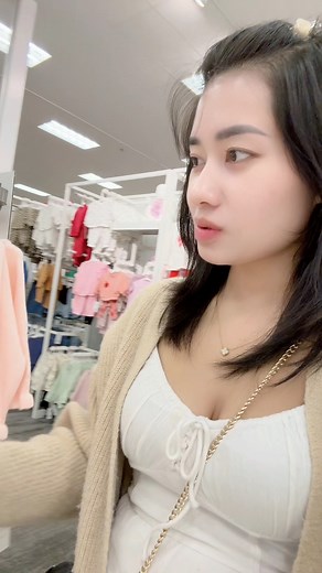 358 reactions · 25 comments | Trời ơi con bé này mẹ đang xem đồ cho bả mà bả đạp dữ dằn ghê , bả biết hả ta? hihi , thèm mua cho bả ghê , 2 đứa con trai giờ lòi ra bà nội này hổng biết mua gì luôn  | Mi A Bình | Facebook