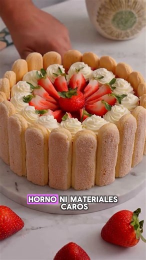 Repostería para emprender | Recetas on Instagram: "Pastel de Fresas 🍓 ✅Ingredientes • Base y Estructura: Galletas de dedo de dama (vainillas o bizcotelas). • Fruta: 1 kg de fresas (apartar algunas para decorar). • Mermelada: Las fresas se cocinan a fuego bajo con 1/2 taza de azúcar (100 g) hasta que se conviertan en mermelada. • Crema: • 1 caja de queso mascarpone o cualquier queso crema (450 g). • 1/2 litro de crema fresca o crema agria suave. • 1/2 taza de azúcar (100 g). Nota: Si usas crema 