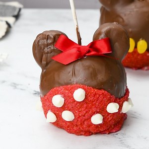 These Mickey & Minnie Caramel Apples are adorable and perfect for a Mickey & Minnie party. Recreate this Disneyland favorite in your own kitchen! https://www.favfamilyrecipes.com/mickey-minnie-candy-apples/ | Favorite Family Recipes