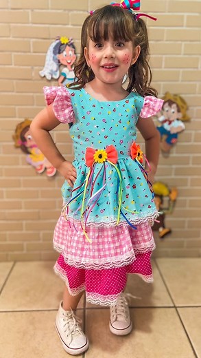 🌸 Escolhendo o vestido perfeito para o São João! 🌼✨ Quando se trata de roupas juninas, não tem como resistir a um vestido floral encantador! 🌺💃 Este modelo rodado e delicado é feito de 100% algodão, garantindo conforto durante toda a festa. Além disso, o par de xuxinhas é o toque final para um look alegre e cheio de estilo. 💕✨ #VestidoJunino #FloralEncantador #100Algodão #Conforto #LookAlegre #sãojoãochegando | Menina de Laço