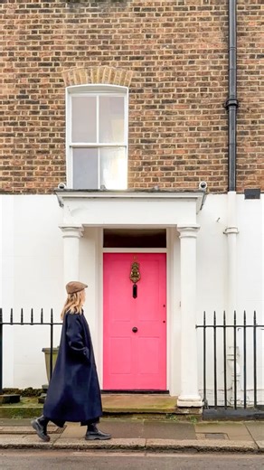 The BEST hidden gem walk in London ✨ Chiswick Mall to Hammersmith Bridge - walk along the Thames for stunning river views, architecture and plenty of pubs and bakeries along the way. Here’s how to do it: 📍Closest tube is Turnham Green station 🥐☕️ Visit either of Chiswick’s newest bakeries: @frankiesbakerylondon (check hours first!) or @debbiejolondon Continue towards the river past the shops of Devonshire Road and through the underpass to Chiswick mall/river Thames. The walking path meanders r
