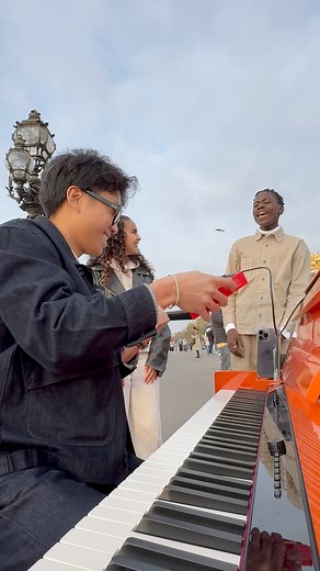 Playing APT in public ! Wait for it 😍🔥 #piano #apt #brunomars #rosé #singing | Van Toan