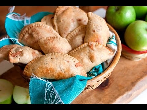 How to Make Apple Empanadas (Como Hacer Empandas de Manzana) | Muy Bueno