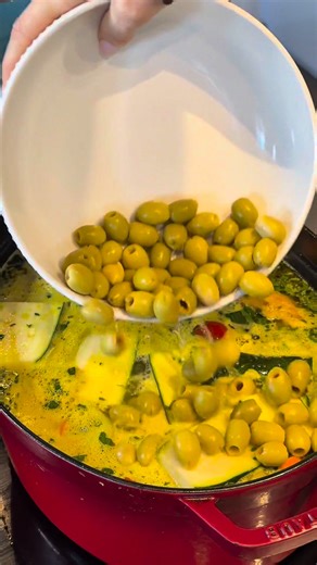 Oui, je mange un citron confit nature. Oui, ce poulet citron olive a embaumé toute la maison. Oui, tout le monde en a repris 🍋🍗 Recette express Marinade (1h minimum) • Poulet • Sel • Pulpe de citron confit • Persil • Curcuma • Gingembre • Pistils de safran infusés dans de l’eau chaude (à ajouter à la marinade) Cuisson • Saisir le poulet pour bien développer les sucs • Ajouter oignons, carottes, la marinade et de l’eau à hauteur • Après 30 min de cuisson : ajouter les courgettes • Laisser mijot