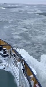 Se vio al submarino ruso K-328 "Leopard", un SSN del proyecto 971M (Akula III), navegando probablemente sometiéndose a pruebas de mar en fábrica. Ahora occidente se queja del mar de navíos rusos de la Armada, en particular los submarinos, hasta le llaman provocación que pase por aguas internacionales, no faltaba más. Rusia botó en el 2025, 51 naves de todas las clases. el General de Ejército Nikolái Pátrushev, no fue enviado allí a perder el tiempo, es una tarea estratégica cumplida al pie de la