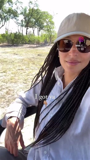 🤔What to wear on safari!? 👇🏽 🧳 Packing for this type of trip is a bit different than your average vacation! 🙋🏽‍♀️I didn’t choose earthy tones to try and copy Meryl Streep in Out of Africa. Neutrals are recommended! 🧥There are many reasons colours like Khaki, olive, tan, brown, grey and earthy greens tend to be your best bet! 🍃 You better blend into the environment so that wildlife is undisturbed. 🎨 Light colours don’t absorb the heat like dark clothing does! The African sun is no joke! 