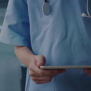 Curso Virtual Atención Integral del Profesional de Enfermería en el Paciente Quemado https://goo.gl/IQpS1l TEMARIO: -Prevención de las #quemaduras, un reto a nivel mundial -Epidemiologías de las quemaduras en México -Clasificación de quemaduras -Cambios hemodinámicos en el paciente quemado -Manejo de la vía aérea: Prioridad en el paciente quemado -Accesos vasculares en el paciente quemado -Fluidoterapia: Piedra angular en el paciente quemado -Actualidades en las cubiertas cutáneas -Manejo prehos