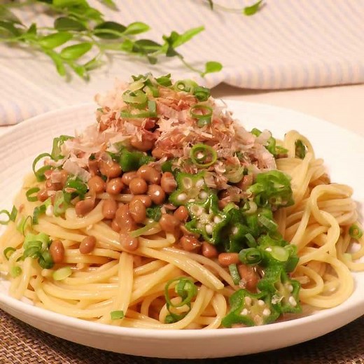 和えるだけ！ おくら納豆パスタのレシピ動画・作り方 | デリッシュキッチン