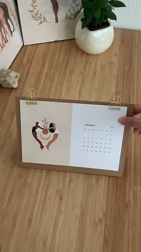 Cute desk Calendar DIY explained in 15 seconds. FREE Template Download Link is in my Instagram bio. #art #diy #calendar #tutorial#