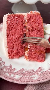 An easy strawberry cake recipe! Save this recipe for all of your summer picnics. Comment CAKE and I’ll send the recipe! | Tastes of Lizzy T