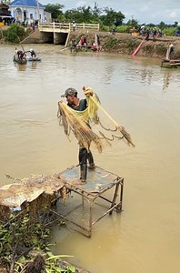 Incredible cast net throwing #fishing #gonefishing #outdoors #rural | Nimit Village