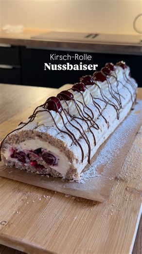 Fatmanur Kılıç on Instagram: "Kirsch-Rolle mit Nussbaiser 🤩🙌 Nussbaiser: 6 Eiweiß 200g Zucker 150g gemahlene Haselnüsse 50g Speisestärke 190C, O|U-Hutze ca. 11-13 min backen. Kirschen: 300g TK Kirschen 3 EL Zucker 1 EL Speisestärke Alle Zuaten kalt verrühren und dann unter ständigem rühren aufkochen und andicken lassen. Creme: 300g Schalgsahne 1pck Sahnsteif 40g Zucker Vanillepaste 200g Speisequark Alle Zutaten bis auf den Quark steif schlagen, dann den Quark unterheben. #recipes #backen #kuc