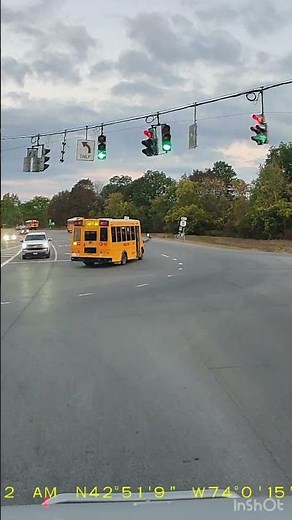 School Bus Runs Red Light 🚨🚦 | Dangerous Driving Caught on Camera #SchoolBus #RedLight #traffic