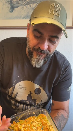 SALPICÃO DE FRANGO (LEVE E FÁCIL) Ingredientes \t•\t250 g de peito de frango cozido, desfiado e temperado a gosto \t•\t1 cenoura ralada \t•\t1/2 xícara (chá) de salsão picado \t•\t1 alho-poró picado \t•\t1/2 xícara (chá) de maçã ralada \t•\tSalsinha picada para finalizar 👉 Opcional: uva passa (quem for do time da uva passa no Natal 😄) ⸻ Ingredientes do molho \t•\t150 g de iogurte natural sem açúcar \t•\t2 colheres (sopa) de azeite \t•\t1 colher (sopa) de mostarda Dijon \t•\tSal e pimenta-do-re