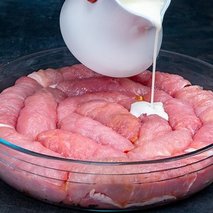 969K views · 3.7K reactions | Ho cucinato la CARNE così - tutti i miei AMICI mi hanno chiesto la RICETTA! Ingredienti: braciola di maiale - 1 kg sale - 5 g pepe nero - 2 g formaggio - 100 g funghi - 200 g sale - 10 g pepe nero - 5 g panna da cucina - 50 ml AL FORNO A 180°C / 40 MIN Teglia da 20 cm di diametro | Cookrate - Italia | Facebook