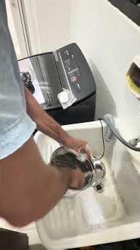 Cleaning my cat's water fountain #cat #pet #viral