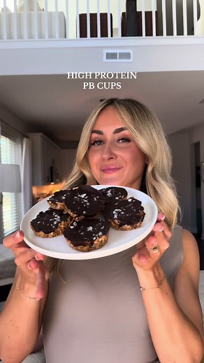 these NEVER last long in our house 🍫🥜 FULL RECIPE: - 1 cup PB fit powder - 1/2 cup water - 1/3 cup honey - 1.5 cups rolled oats - 1 cup crispy rice cereal - 1/2 cup chocolate chips - 2 tsp coconut oil - Sea salt to taste Combine pb fit and water in a small bowl (it should be a thick paste consistency). Combine rolled oats, cereal, honey, and pb fit in a larger bowl until fully mixed. Place mixture in muffin tins and press down firmly. Melt chocolate & coconut oil and spread on top of pb fit mi