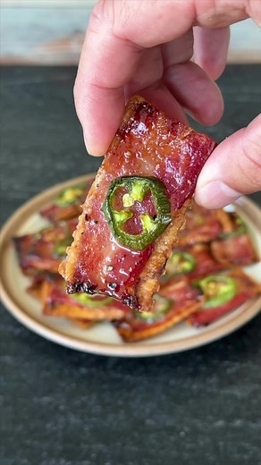82K views · 1.8K reactions | Candied bacon crackers #candiedbaconcrackers #bacon #candiedbacon #appetizer | Ninjacue | Facebook