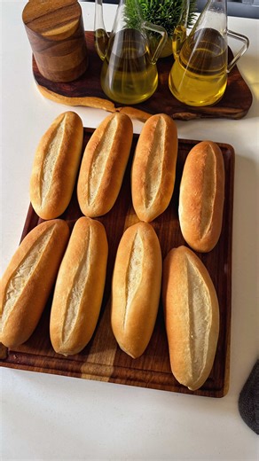 خبز صامولي🥖 ٠ المقادير ٨٥٠ جرام دقيق ٥٠٠ مل مويه دافيه ٨ جرام خميره فوريه ٨٠ جرام سكر ١٦ جرام ملح ٤٠ مل زيت ٠ الطريقة نخلط الدقيق مع الملح والسكر والخميرة والمويه نخلط بدون عجن ونغطيها ونخليها نص ساعة بعد نص ساعة نضيف الزيت ونعجن من ٧ الى ١٠د ونغطي العجينة ونخليها تتخمر من ساعة الى ساعة ونص ٠ نقسم العجينة ل ١٠ قطع وزن القطعة تقريبا ١٤٥ جرام ونكورها ونفردها تقريبا مثلث ونلفها نفس الفيديو نغطي العجينة ونخليها تتخمر لين يتضاعف حجمها تقريبا ساعة بعدين نشرح العجينة من فوق ونرشها بالمويه ٠ نحط صينية 