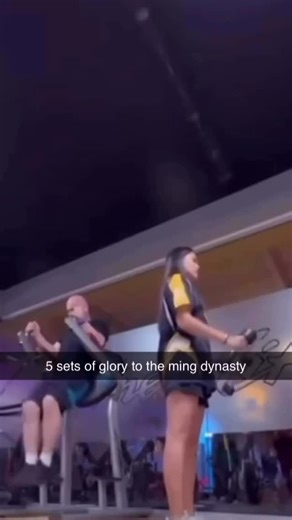 AymoLIVE on Instagram: "IShowSpeed（本名Darren Jason Watkins Jr.，2005年1月21日生于美国俄亥俄州辛辛那提）是当今全球最具破坏力的直播主和迷因制造机，一位凭借极度亢奋的能量、随机爆发的狗叫式咆哮以及毫无底线的反应而席卷网络的超级网红。从2021年开始靠FIFA和NBA 2K的暴怒实况起家，他迅速将青少年多动症式的混乱转化为亿级流量帝国。标志性元素包括高频尖叫、假哭表演、对克里斯蒂亚诺·罗纳尔多的狂热崇拜（已故爱犬也叫Ronaldo），以及随时可能失控的IRL挑战。2025年12月，他拥有YouTube 4400万+订阅、Instagram 4200万、TikTok 2500万+，常规同时在线破10万。里程碑事件包括2023年闯入老特拉福德球场被捕（C罗亲自解禁）、2024年欧洲暴走巡游，以及正在进行的“Speed横扫美国”44天不间断直播马拉松——大学校园暴动、名人围攻、滚石杂志封他为“2025最具影响力创作者”。争议不断：播客雷人发言、Tyreek Hill互怼、xQc嘲讽，却只让热度更高。心理健康崩溃与脆弱时刻让他更立体