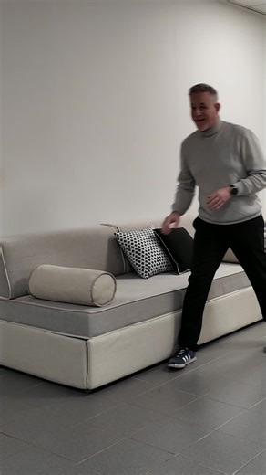 MAROCCO Τετραθέσιος καναπές που μετατρέπεται σε δύο μονά ή ένα διπλό κρεβάτι με τη βοήθεια του ενσωματωμένου τροχήλατου κρεβατιού. Δυνατότητα κατασκευής χωρίς τροχήλατο κρεβάτι, με αποθηκευτικό χώρο. Τετραθέσιος καναπές: 0.92x2.00 Μονό κρεβάτι: 0.92x2.00 Τροχήλατο μονό κρεβάτι: 0.81x1.88 Ύψος καναπέ: 0.82 Επιλογή ως προς το χρώμα και το ύφασμα. Όλα τα καλύμματα αφαιρούνται και πλένονται. Τεχνικά χαρακτηριστικά: Μεταλλική κατασκευή από χάλυβα Ανθεκτικές σανίδες από ξύλο οξιάς φάρδους 68mm Νάιλον 