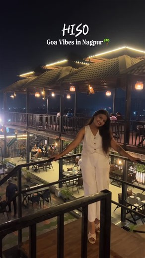 Aishwarya Dongre | Nagpur Creator on Instagram: "Nagpur ka Goa style restaurant 😍 Umred Road par hi mil gaya hai Goa-style vibe 🌴 Open space, western architecture, beach-side feel wali lamps & railings ✨ Aur khane mein ekdum desi tadka — Chulha mutton & chicken, mitti ki handi ka swaad, dum biryani aur tandoor se nikli garma-garam roti & bhakri 🔥 Birthday ho ya bada celebration — Yahan planning easy hai aur birthday decoration FREE 🎉 Toh next outing ke liye Goa nahi… Hiso try karo 😎 📍 Besi