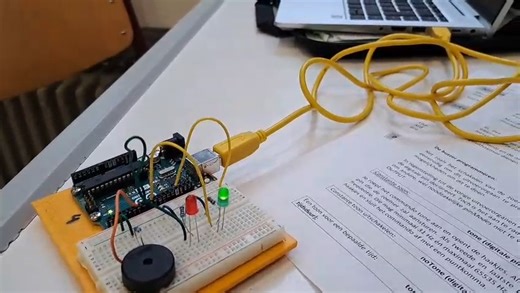 Sssst… 🤫 We wensen u een fijne kerstdag met het vrolijke deuntje van Jingle Bells. 🎄🔔 Onze leerlingen uit het vierde jaar Biotechnieken leerden dit het voorbije semester zelf programmeren. | Sint-Carolus