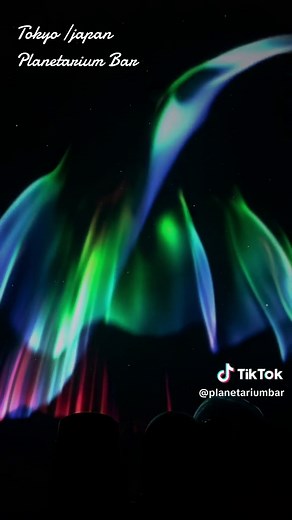 iPhone15pro maxの4Kで動画を撮ると、加工なしでもこのように綺麗に星空を撮影することができました✨ 世界初の500万個の星が輝くプラネタリウムBAR。ロマンティックな空間で特別な夜を✨ プラネタリウムとBARが融合した非日常の空間で素敵なひとときをお過ごしいただけます。大平貴之氏制作2台の【メガスター】で600万個もの星を映し出し、誕生日や記念日などの特別な夜を魅惑的に演出。また、お好きな場所と時間を指定し、その日の星空を再現することも可能です！また白金台から見える夜景も時折楽しむことが出来ます。 写真撮影可能です🙆‍♀️ (長時間のフラッシュ撮影はプラネタリウムが写らなくなってしまうのでご遠慮くださいね🙇‍♀️プラネタリウムの撮影はナイトモードでお願いします📷✨) 🪐住所 東京都港区白金台4-9-23 ツツイ白金台ビル5F 🪐営業時間 「月～金]18:00-26:00 ［ 土 ]17:00-26:00 ［日・祝]17:00-24:00 🪐ご予約 食べログよりお願いいたします。 #プラネタリウムBAR #プラネタリウムバー #planetarium #plan