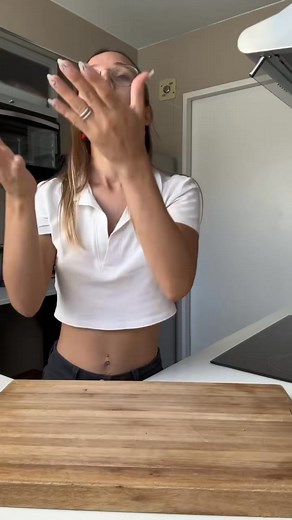 ALFAJORES HELADOS DE BANANA SPLIT🍌🍫. Receta express que no falla🙌🏻. INGREDIENTES para 6u: -1 banana xl o 2 chicas. -200g de crema. -200g de dulce de leche. -200g de chocolate. Simple, sencilla y una joyita🔥. Lo prueban y después me cuentan, Atte: Kuli✨. | Kulinaria.recetas