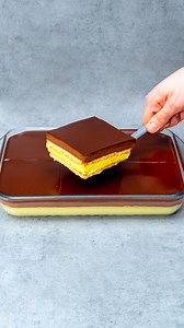 2M views · 18K reactions | Pas de farine ni de cuisson ! Dessert rapide pour toute la famille Ingredientes biscuits: 300 g jaune d’oeuf: 3 pc sucre: 120 g lait: 600 ml amidon: 40 g jaune d’oeuf: 2 pc sucre: 80 g lait: 400 ml amidon: 30 g cacao: 40 g chocolat noir: 100 g crème fouettée: 40 ml | Cookrate - France | Facebook