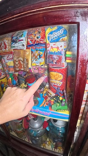 Jinny T. Retro on Instagram: "ผู้ใหญ่บอก ขนมหลอกเด็ก ตอนนี้ของแถม หลักพันถึงล้าน ไปแล้ว 😂"