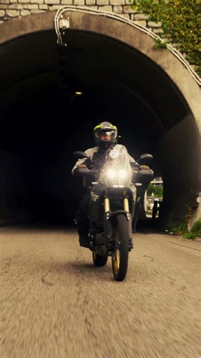 Riding through Lake Como hits different with Midland intercoms 🏍️