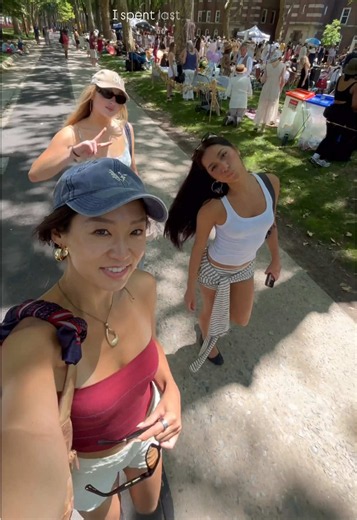 Governors island is the quickest escape you can get from Manhattan, it’s so nice to touch grass and grab a beer outside by the water with the view of Manhattan skyline.