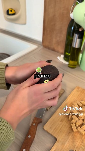 MA cosa si mangia una vegana che soffre di IBS* ed è anche seguita dalla sua f a n t a s t i c a nutrizionista? 🍇🍞🧣🤍 circa questo! ➡️ segui @eleonoraviaggi per altri video così. 🗓️ 👩‍⚕️ @Nutrizionista.biasibettieliana integrazione: 💊 B12 serve a darti energia, sostenere il cervello e produrre globuli rossi: senza di lei ti senti stanca e puoi avere carenze, soprattutto se segui una dieta vegana. 💊 riso rosso fermentato viene usato per tenere sotto controllo il colesterolo in modo natural