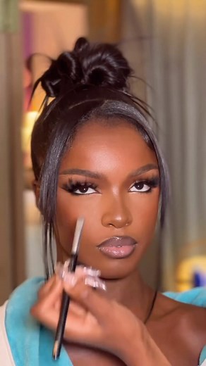 🎥 @lakesanu Makeup dates with @leomieanderson Using @charlottetilbury beauty light wand in pillow talk medium to give the perfect glow all over the face ✨ Makeup by me, hair by @seraiahartistry | Dark Skin Women Makeup