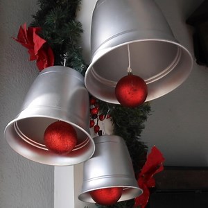 This super easy holiday porch decor will make your home the envy of the neighborhood! | Tasty Home