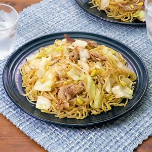 食欲そそる♪ 豚肉と豆もやしのオイスター焼きそばのレシピ動画・作り方 | デリッシュキッチン