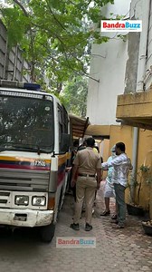 In a major midnight operation led by encounter specialist Daya Nayak, the Crime Branch arrested over 40 people, including numerous women, for engaging in illegal card games. The luxurious flat at Palace building on Dr Ambedkar Road, Khar, served as the venue for these high-stakes gambling sessions. 💰💼 Under the Gambling Act, a total of 45 individuals, including 12 women, have been apprehended. Shockingly, the detainees belong to influential families. 💸 Authorities have also uncovered a signif