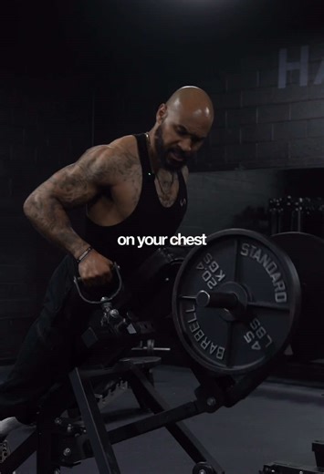 The purpose of a chest supported row is to remove momentum and lower back involvement so you can isolate your lats and mid back properly. When you lift your chest off the pad: ▫️You turn it into a sloppy free weight row ▫️Your lower back starts compensating ▫️And it’s usually a sign the weight is too heavy At the point, chances are you’re ego lifting. Chest supported rows are designed for strict form, controlled reps, and maximum back muscle engagement. Please stop swinging, shrugging and archin