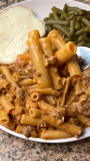 This Homemade One Pot Beefaroni is going to be your family’s new favorite! #Beefaroni #onepotmeal #easyrecipes #dinnerideas #weeknightdinner | Whatsmomcookin