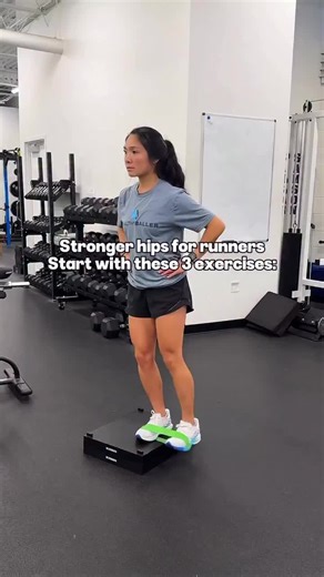 💥 The strength we have in our hips can directly impact movement and function in both the upper and lower body. Strong hips are essential for providing proximal stability, which allows for better distal mobility and control, and play a critical role in how we stabilize, absorb force and push off as we move from one foot to another. In runners especially, adequate hip strength improves running efficiency and form while significantly reducing the risk of injuries such as patellofemoral pain syndro