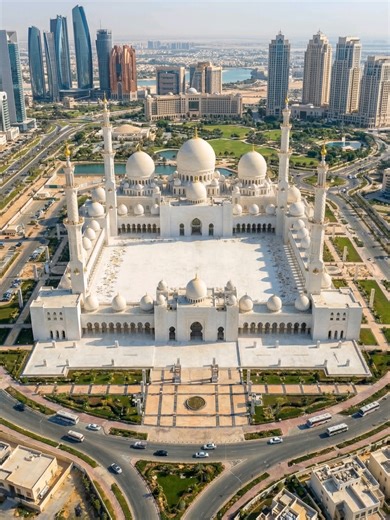 From desert foundation to one of the most beautiful mosques in the world 🤍 Watch how the Sheikh Zayed Grand Mosque transformed over time. The architecture, the scale, the beauty… truly breathtaking.#beforeafter #timelapse #travel #amazingplaces #worldarchitecture