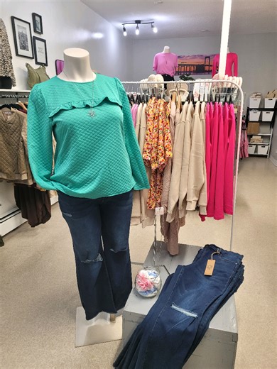 Hello to our first Spring styles in the shop.❤️ Soft mauve, bright greens, and pretty floral.. . . #smallshoplove #springstyle #womenowned #smallbusiness #fashion