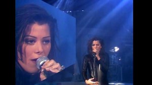 En 1991 Alejandra Guzmán presenta su cuarto trabajo discográfico: Flor de papel.​ Temas como: "Reina de corazones, "Hacer el amor con otro" | Videos Musicales Solo En Hd