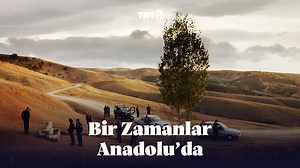 Bir doktorla cinayet soruşturması yürüten bir savcının 12 saatlik gerilimli hikayesini konu edinen 2011 yapımı film, Cannes'dan "Jüri Büyük Ödülü" ile dönmüştür. 🎬 "Bir Zamanlar Anadolu'da", bu akşam 21.30'da TRT 2'de. 🎥 | TRT 2