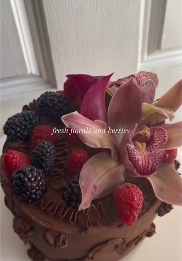 florals and berries are the best decorations🌸🎂🤎 #fallcake #cakedecorating #smallbusiness #birthdaycake #falltheme